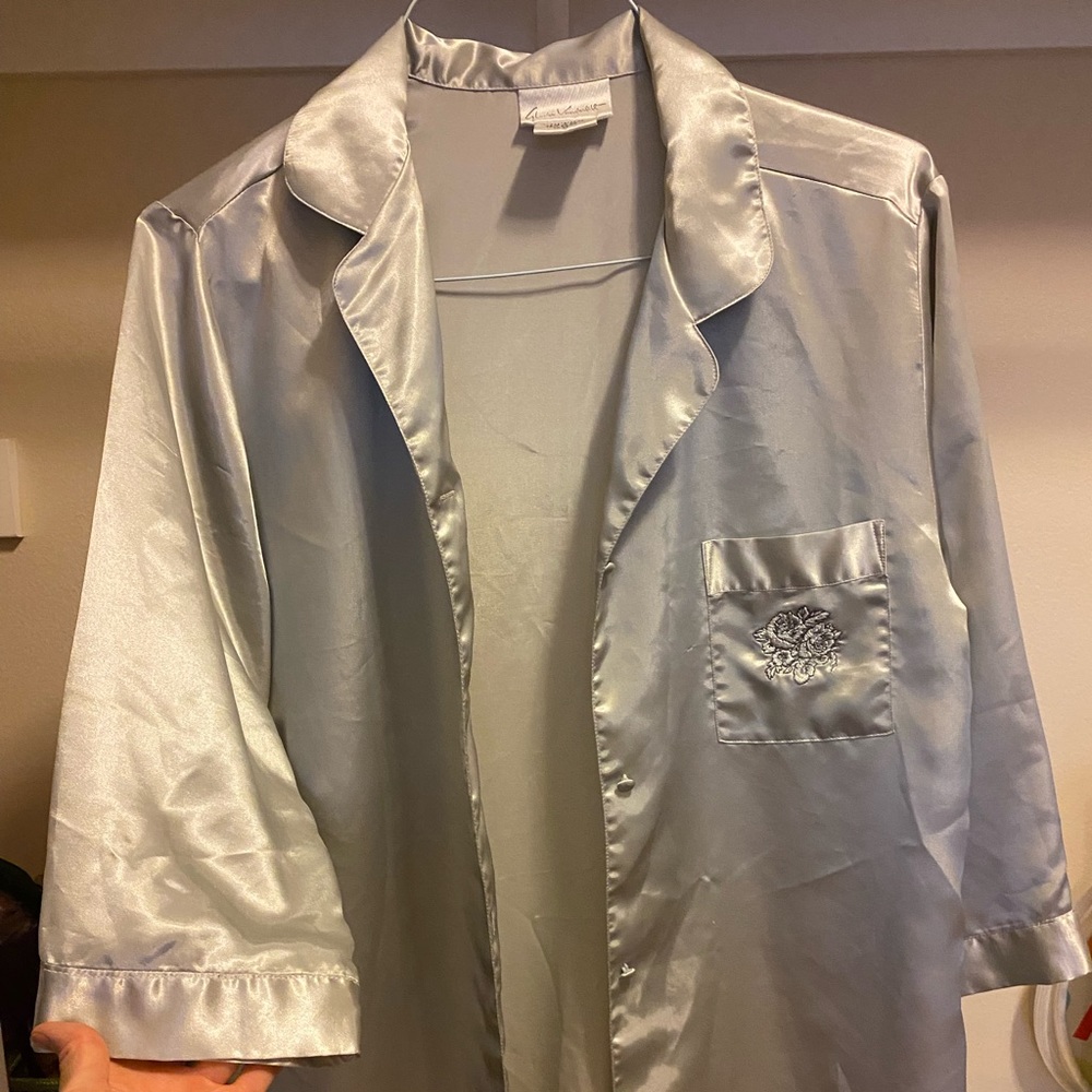 Gloria Vanderbilt satin grey/silver robe